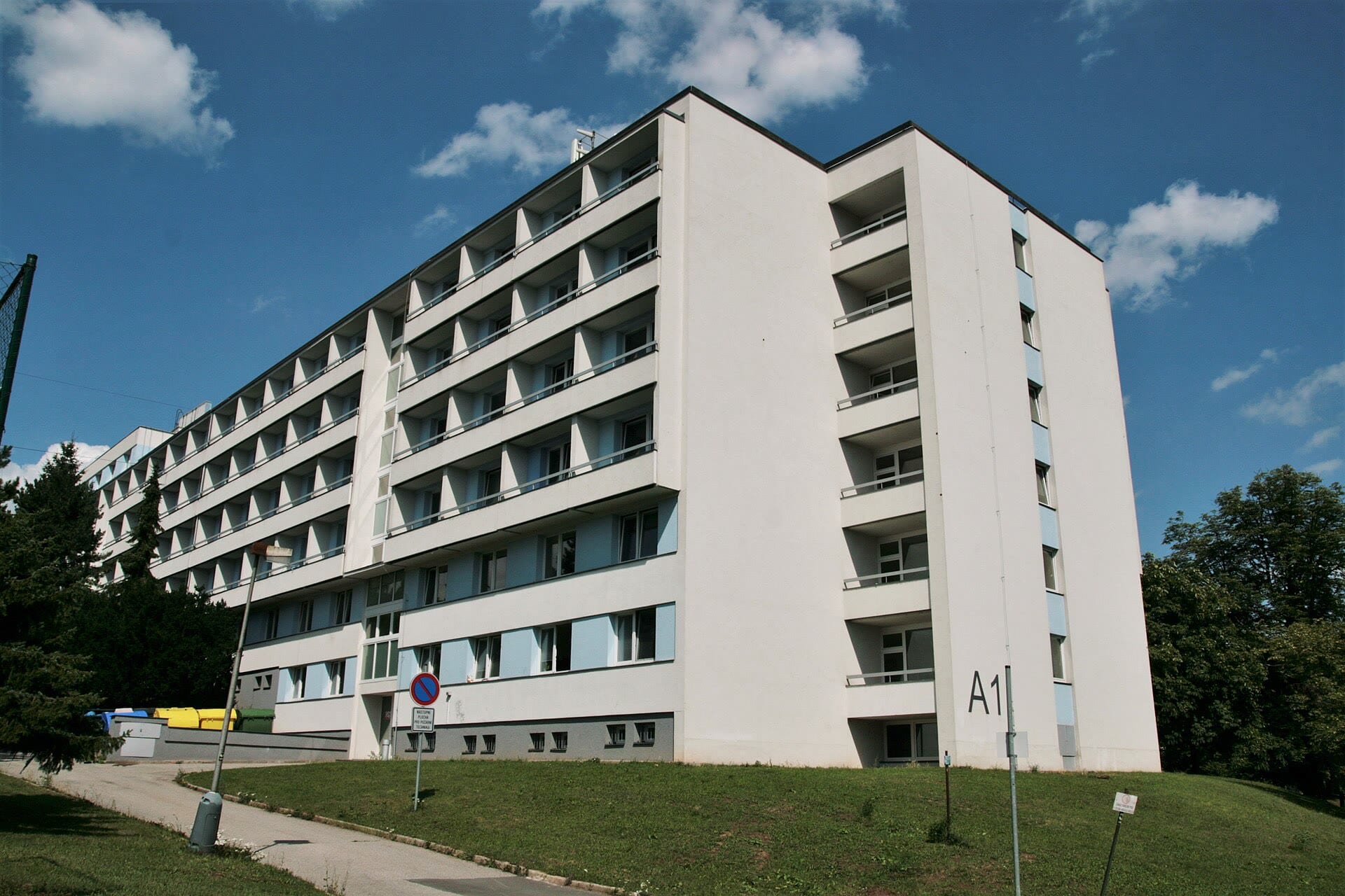 Koleje Vinařská, block A1: a Brno hall of residence on a summer afternoon